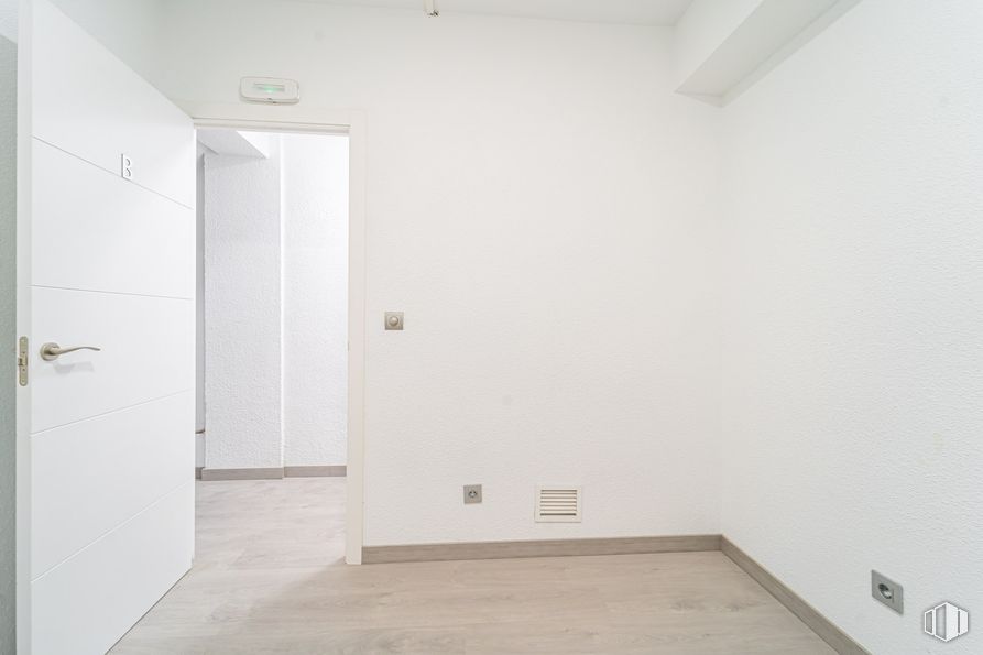 Local en venta en Calle Fernández de la Hoz, Chamberí, Madrid, 28003 con puerta, accesorio, edificio, madera, pintura, suelos, techo, madera dura, escayola y material compuesto alrededor