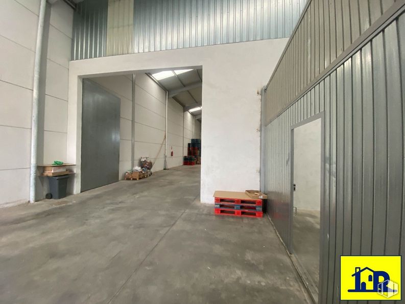 Industrial for sale at Polígono Sepes, Cuenca, 16004 with furniture, property, flooring, interior design, hall, floor, fixture, composite material, building and houseplant around