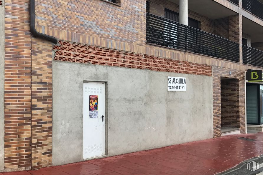 Retail for sale & for rent at Carretera Valladolid, 30, La Lastrilla, Segovia, 40270 with door, property, brickwork, brick, wood, fixture, building material, wall, road surface and facade around