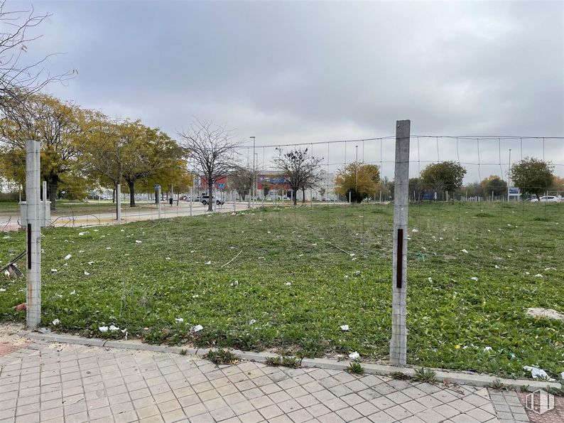 Suelo en venta en Calle Berzosa de Lozoya, 9, Villaverde, Madrid, 28021 con nube, cielo, planta, luz de la calle, árbol, lote de terreno, paisaje natural, superficie de la carretera, hierba y zona residencial alrededor