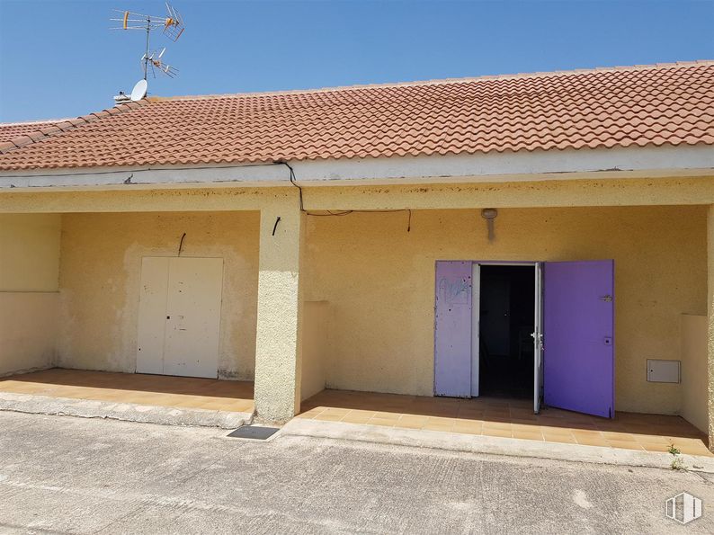 Retail for sale at Calle Mirador, Trijueque, Guadalajara, 19192 with house, door, sky, property, azure, wood, building, architecture, shade and wall around