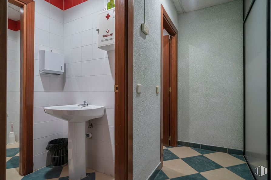 Oficina en venta en Zona Noroeste, Torrejón de Ardoz, Madrid, 28850 con fregadero, propiedad, grifo, accesorio de fontanería, lavabo de baño, espejo, baño, edificio, accesorio y diseño de interiores alrededor