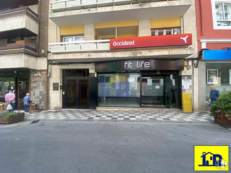 Retail for rent at Centro urbano, Cuenca, 16002 with property, building, window, plant, asphalt, fixture, facade, commercial building, road and city around