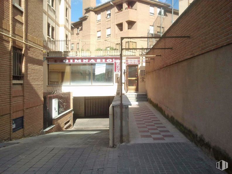 Retail for sale at Zona Barrio de San Lorenzo, Segovia, 40003 with building, window, road surface, urban design, sky, flooring, house, wood, road and brick around