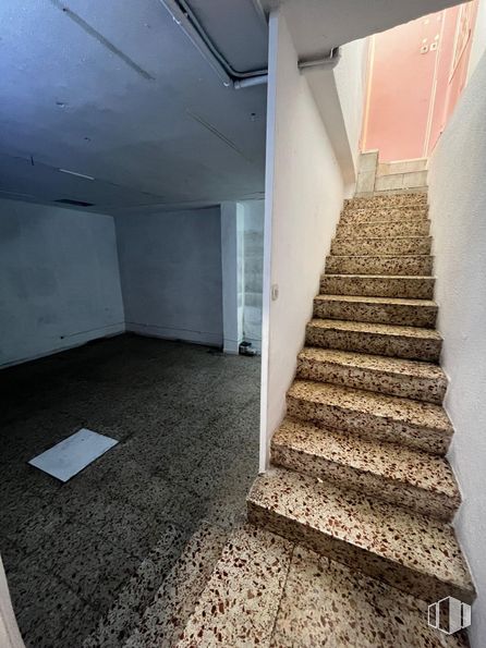 Local en alquiler en Avenida Constitución, Móstoles, Madrid, 28931 con escaleras, suelo, suelos, madera, accesorio, edificio, tintes y matices, techo, hormigón y arte alrededor