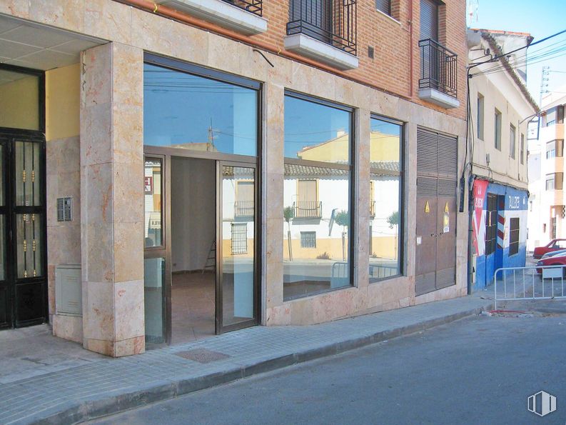 Retail for sale at Plaza Pilarejo, 6, Ocaña, Toledo, 45300 with building, door, window, brick, road surface, wood, residential area, facade, fixture and automotive exterior around