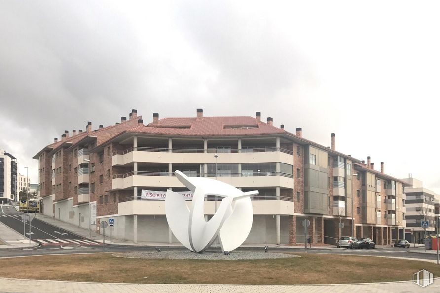 Local en alquiler y venta en Zona plaza de toros, Segovia, 40005 con escultura, edificio, cielo, nube, diseño urbano, arquitectura naval, arte, fachada, ventana y ciudad alrededor