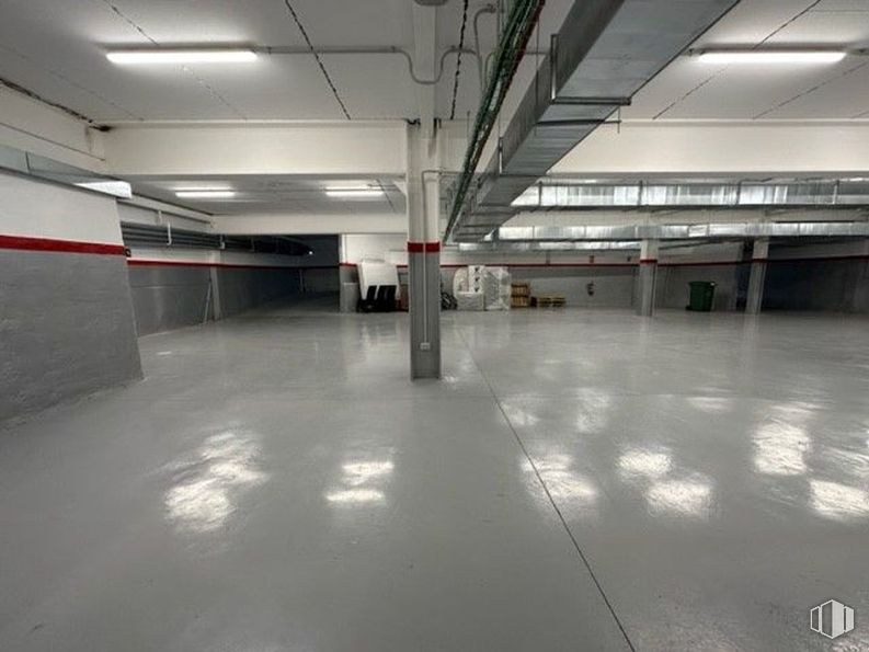 Nave en alquiler y venta en Polígono industrial Móstoles, Móstoles, Madrid, 28935 con suelo, suelos, techo, gris, aparcamiento, hall, hormigón, aparcamiento, sótano y lámpara fluorescente alrededor