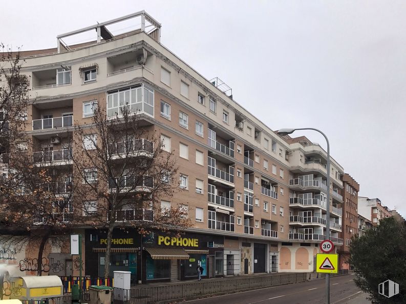 Retail for sale at Calle Calera, 26, Talavera de la Reina, Toledo, 45600 with building, sky, window, daytime, property, architecture, condominium, tree, urban design and neighbourhood around