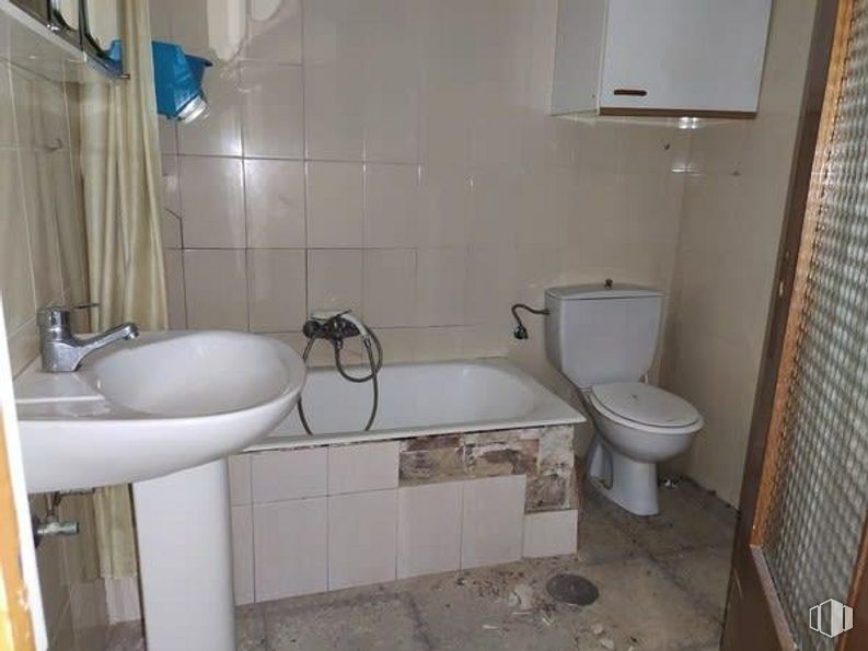 Retail for sale at Calle Montero, 42, Móstoles, Madrid, 28934 with toilet, sink, tap, bidet, brown, plumbing fixture, property, bathroom sink, building and bathroom around