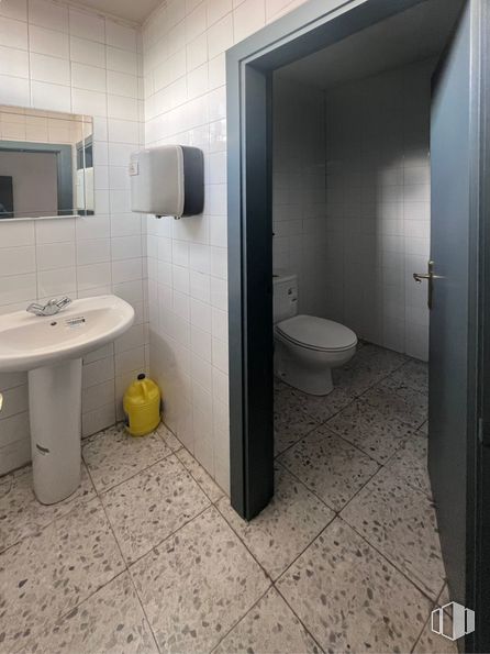 Nave en venta en Polígono industrial Carretera de Loeches, Torrejón de Ardoz, Madrid, 28850 con inodoro, fregadero, espejo, accesorio de fontanería, edificio, grifo, lavabo de baño, baño, morado y diseño de interiores alrededor