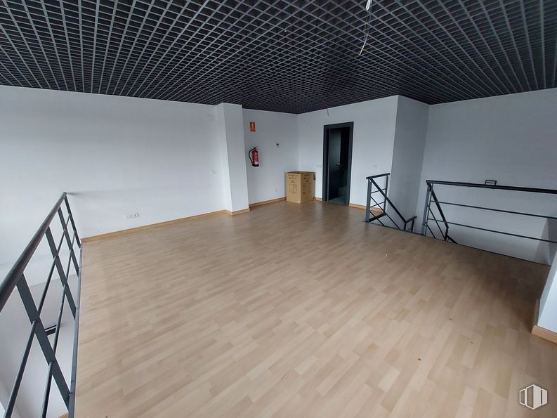 Oficina en venta en Avenida Industria, 44, Alcobendas, Madrid, 28108 con madera, pasillo, pavimentos, edificio, piso, material de construcción, suelo laminado, madera, espacio y techo alrededor