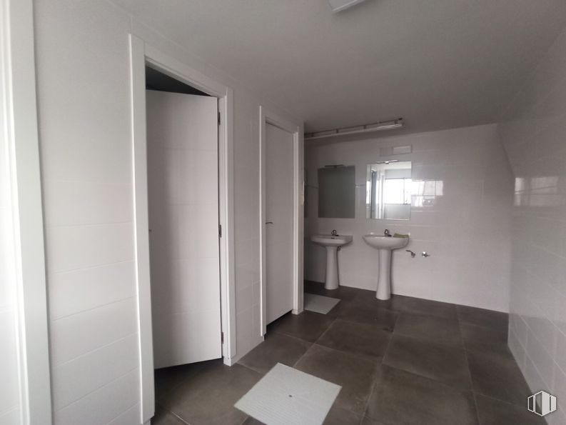 Nave en venta en Zona industrial, Humanes de Madrid, Madrid, 28970 con fregadero, edificio, accesorio, madera, interiorismo, gris, suelos, suelo, puerta y madera dura alrededor