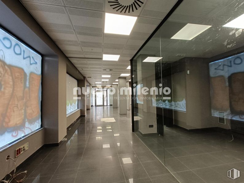 Retail for sale & for rent at Zona Los Castillos - Valderas, Alcorcón, Madrid, 28925 with light fixture, lighting, ceiling, interior design, flooring, floor, glass, composite material, transparency and design around