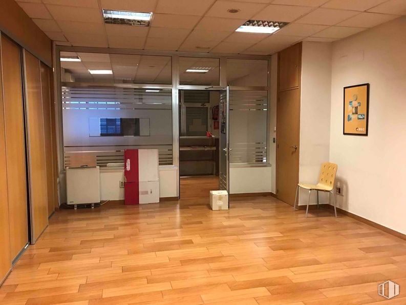 Local en alquiler y venta en Zona El Praderón, San Sebastián de los Reyes, Madrid, 28700 con silla, lámpara, alumbrado, suelos, suelo, interiorismo, madera, techo, mueble y suelos de madera alrededor