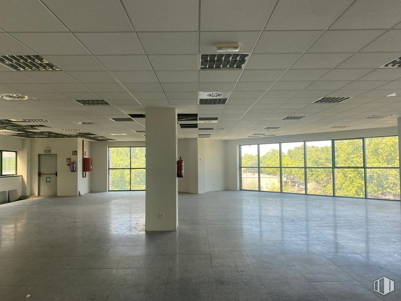 Oficina en alquiler en Avenida Tenerife, 2, San Sebastián de los Reyes, Madrid, 28700 con ventana, edificio, accesorio, hall, suelo, suelos, vidrio, techo, evento y ciudad alrededor