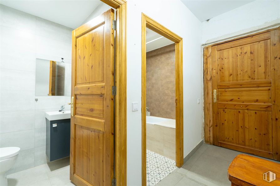 Industrial for sale & for rent at Calle Fontaneros, Villaviciosa de Odón, Madrid, 28670 with door, toilet, furniture, property, cabinetry, sink, building, mirror, wood and fixture around