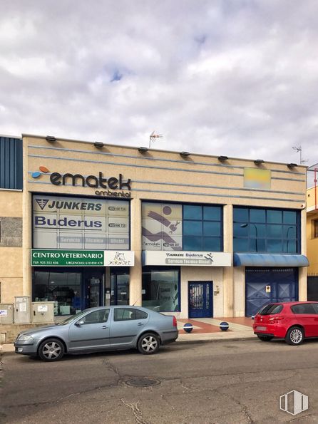 Oficina en alquiler en Calle Carlos I, 49, Yuncos, Toledo, 45210 con coche, edificio, rueda, luz de estacionamiento, neumático, cielo, nube, vehículo, vehículo de motor y ventana alrededor