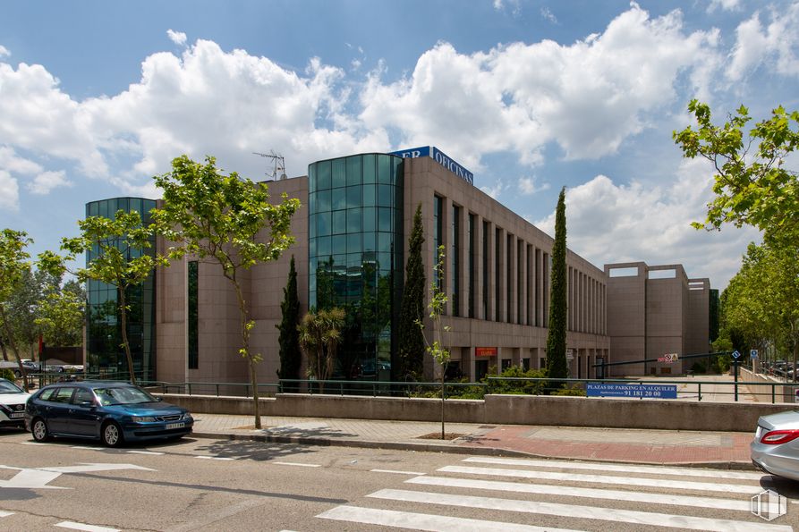 Oficina en alquiler en Edificio Azasol, Calle Chile, 8, Las Rozas de Madrid, Madrid, 28290 con coche, edificio, nube, vehículo terrestre, cielo, rueda, vehículo, planta, neumático y infraestructura alrededor