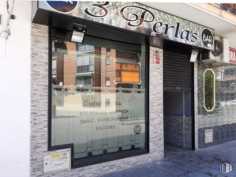 Local en venta en Travesía Madrid, Leganés, Madrid, 28912 con edificio, puerta, accesorio, fuente, fachada, publicidad, vidrio, venta minorista, gafas y ciudad alrededor