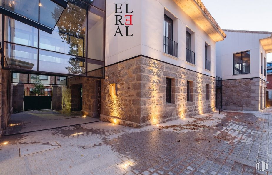 Local en alquiler en Calle Real, Torrelodones, Madrid, 28250 con ventana, edificio, superficie de la carretera, asfalto, fachada, gas, suelos, árbol, carretera y ciudad alrededor