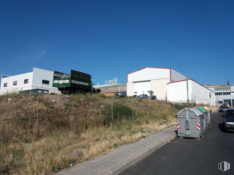 Land for sale at Polígono Industrial El Cerro, Segovia, 40006 with building, sky, plant, tire, vehicle, wheel, land lot, vehicle registration plate, house and asphalt around