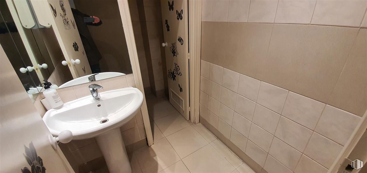 Local en alquiler en  Avenida del Rey Juan Carlos I, Leganés, Madrid, 28912 con fregadero, espejo, grifo, accesorios de fontanería, propiedad, lavabo, cuarto de baño, edificio, fluido y suelo alrededor