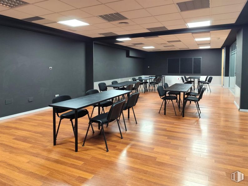 Oficina en alquiler en Calle Aves, 6, Aranjuez, Madrid, 28300 con silla, mesa, lámpara, mesa de cocina y comedor, escritorio, mueble, interiorismo, hall, madera y suelo alrededor