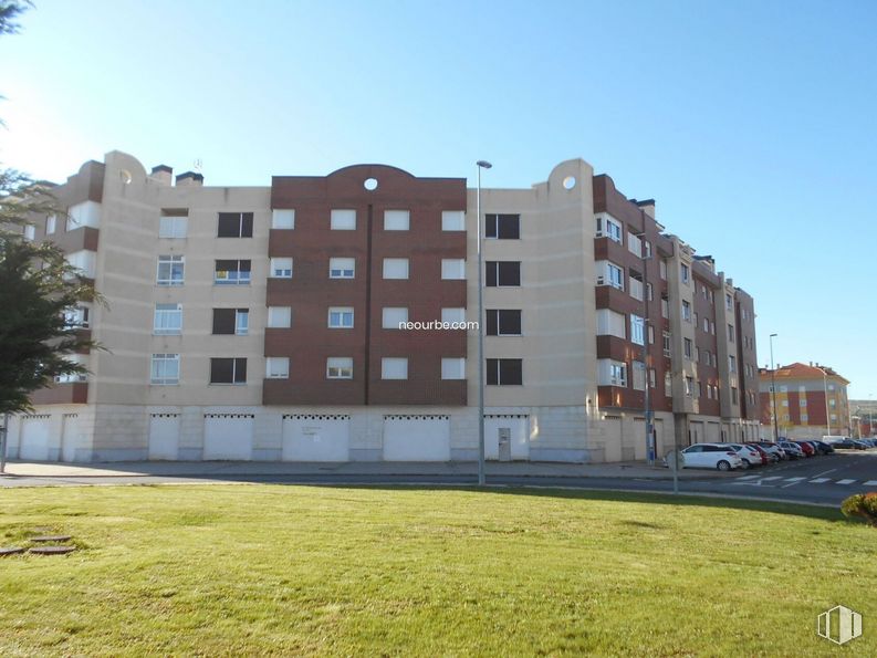 Local en venta en Avenida Derechos Humanos, Ávila, 05003 con edificio, cielo, ventana, planta, árbol, bloque de torre, diseño urbano, hierba, condominio y barrio alrededor