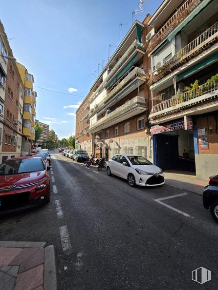 Nave en alquiler y venta en Calle Nuestra Señora de la Luz, Carabanchel, Madrid, 28025 con coche, luz de estacionamiento, rueda, neumático, vehículo terrestre, cielo, vehículo, edificio, ventana y diseño automovilístico alrededor