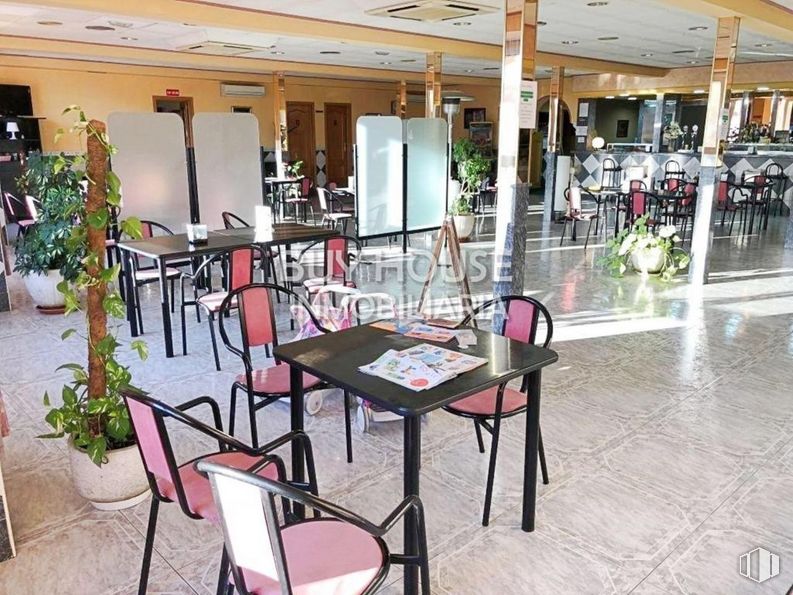 Retail for sale at Avenida Castilla-La Mancha, Illescas, Toledo, 45200 with table, chair, furniture, plant, building, event, houseplant, flooring, retail and flowerpot around