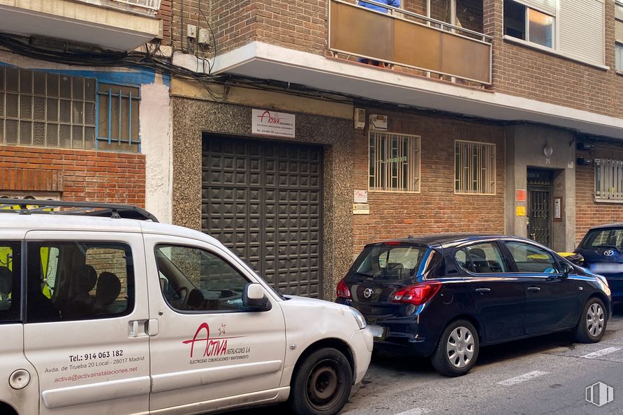 Retail for sale at Avenida Trueba, 20, Ciudad Lineal, Madrid, 28017 with wheel, car, tire, window, land vehicle, vehicle, motor vehicle, vehicle registration plate, automotive exterior and building around