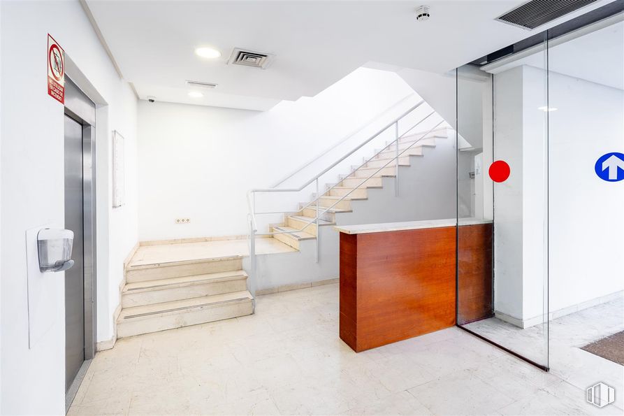 Oficina en alquiler en Calle Lezama, 20, Fuencarral - El Pardo, Madrid, 28034 con accesorio, puerta, interiorismo, edificio, madera, suelo, suelos, hall, propiedad material y exterior del automóvil alrededor