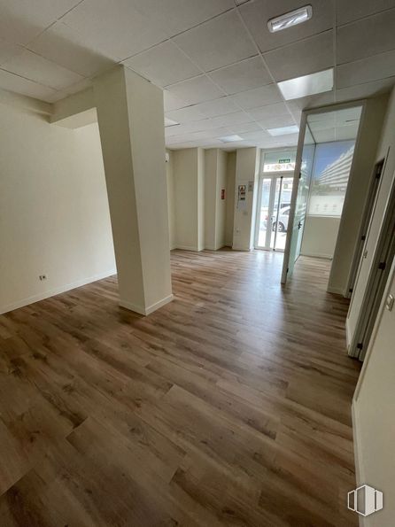 Retail for rent at Calle Platillos, La Latina, Madrid, 28054 with flooring, floor, wood, wood flooring, interior design, laminate flooring, tile flooring, ceiling, room and hardwood around