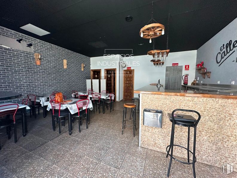 Local en venta en Polígono Industrial Mejorada del Campo Sur, Mejorada del Campo, Madrid, 28840 con taburete, lámpara, alumbrado, silla, mesa, puerta, mesa de cocina y comedor, propiedad, mueble y interiorismo alrededor