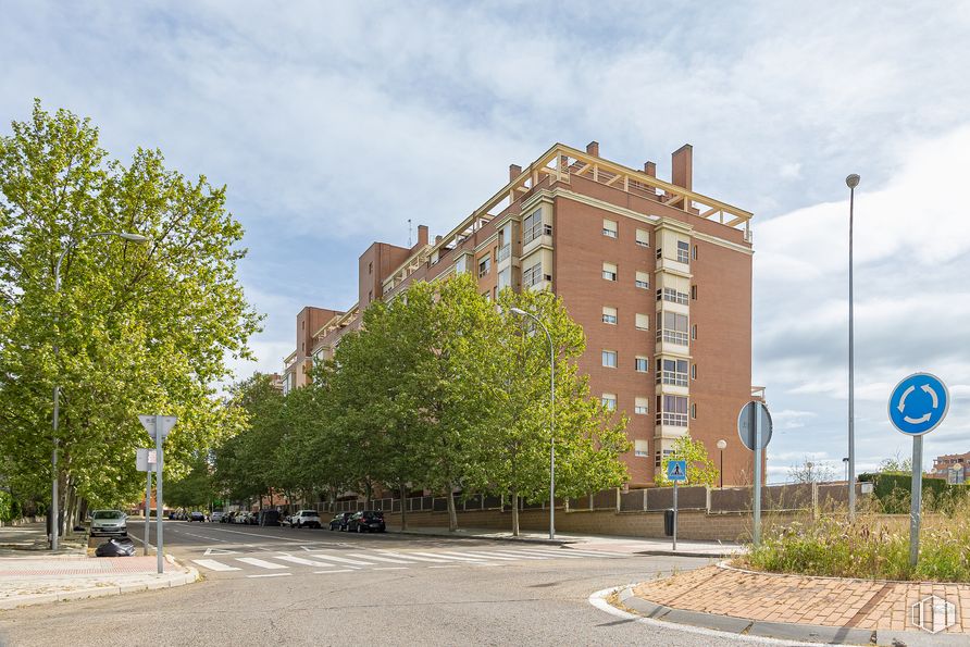 Local en alquiler en Calle Pinar de San José, 23, Carabanchel, Madrid, 28054 con edificio, nube, cielo, planta, luz de la calle, diseño urbano, superficie de la carretera, árbol, barrio y hierba alrededor