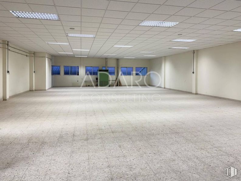 Industrial for rent at Calle Gamonal, Villa de Vallecas, Madrid, 28031 with light fixture, lighting, flooring, floor, ceiling, hall, tile flooring, silver, tile and building material around