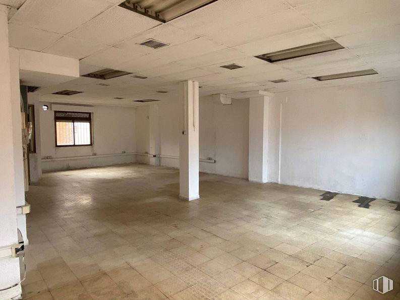 Retail for rent at Calle Cañete, Carabanchel, Madrid, 28019 with window, fixture, hall, wood, flooring, tile flooring, composite material, ceiling, hardwood and concrete around