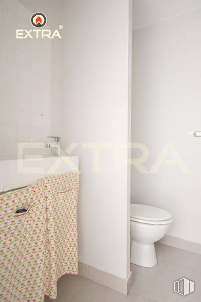 Retail for sale & for rent at Plaza San Amaro, Tetuán, Madrid, 28020 with toilet, property, plumbing fixture, bathroom, interior design, toilet seat, flooring, floor, fixture and wall around