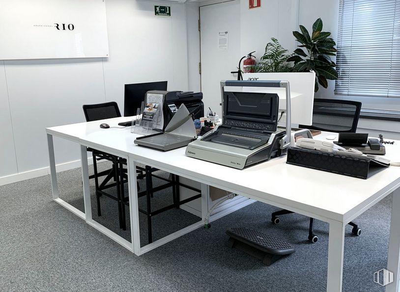 Oficina en alquiler en Paseo Castellana, 182, Chamartín, Madrid, 28046 con mesa, persiana de la ventana, planta, silla, ordenador, computadora personal, mueble, escritorio de computadora, monitor de computadora, periférico, teclado, dispositivo de salida y escritorio alrededor