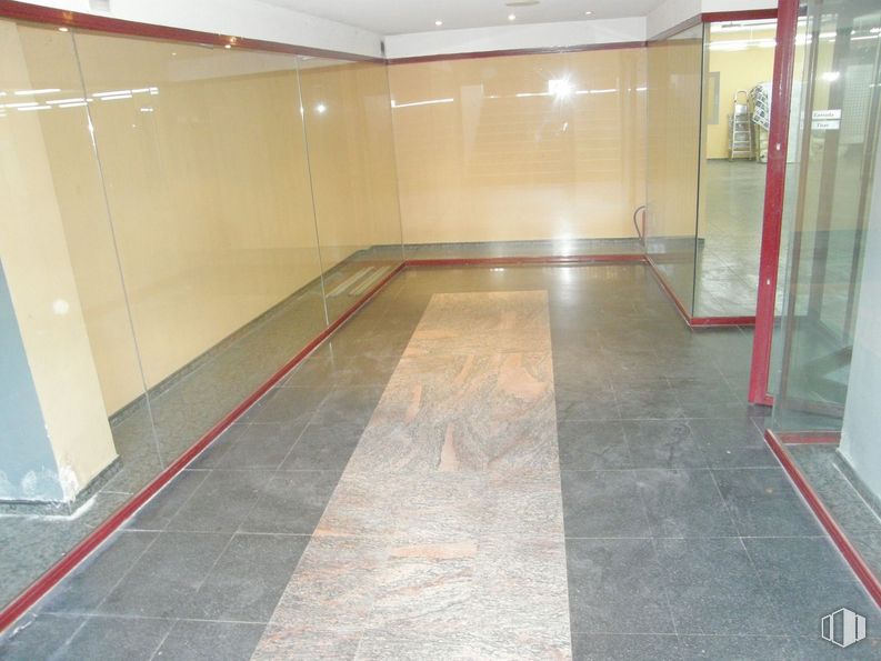 Local en venta en Calle Real, Colmenar Viejo, Madrid, 28770 con accesorio, pasillo, pavimento, piso, madera, material compuesto, edificio, vidrio, pisos de baldosas y techo alrededor