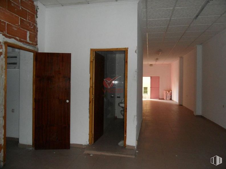 Retail for sale at Zona céntrica, Cuenca, 16004 with door, fixture, wood, hall, flooring, floor, dead bolt, handle, hardwood and home door around