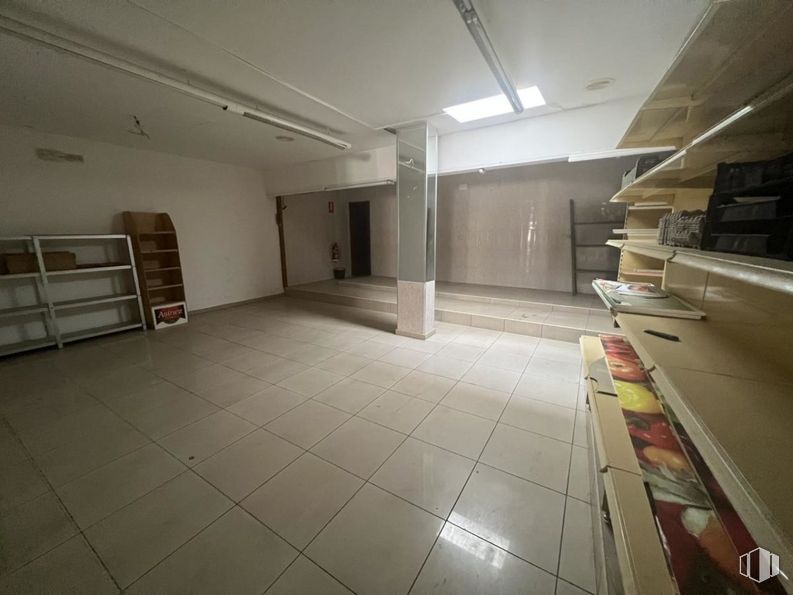 Retail for sale at Calle Santiago de la Fuente, Bargas, Toledo, 45593 with furniture, building, floor, flooring, fixture, wood, ceiling, composite material, hall and hardwood around