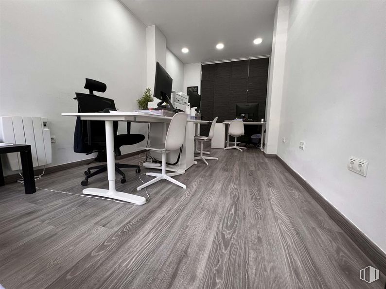 Retail for rent at Avenida de Bruselas, 73, Salamanca, Madrid, 28028 with chair, table, furniture, building, standing, wood, office chair, hall, grey and flooring around