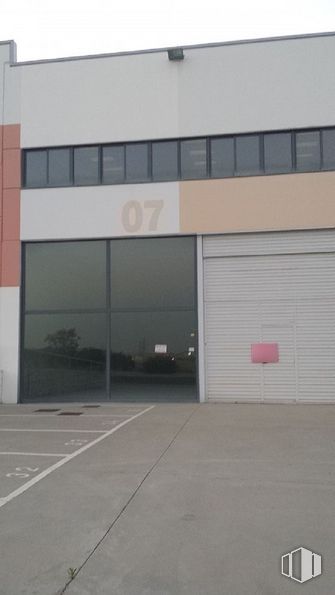 Industrial for sale at Calle Boadilla, Illescas, Toledo, 45200 with building, fixture, automotive tire, asphalt, grey, road surface, composite material, automotive exterior, facade and commercial building around