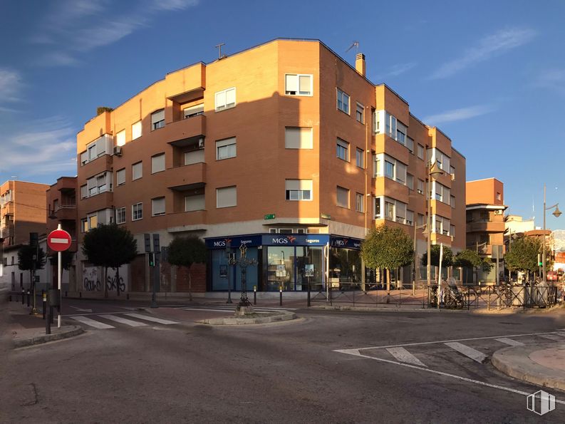 Local en alquiler en Calle Mariano Sebastián Izuel, 14, Alcobendas, Madrid, 28100 con edificio, cielo, nube, ventana, luz de la calle, diseño urbano, arquitectura, planta, condominio y árbol alrededor