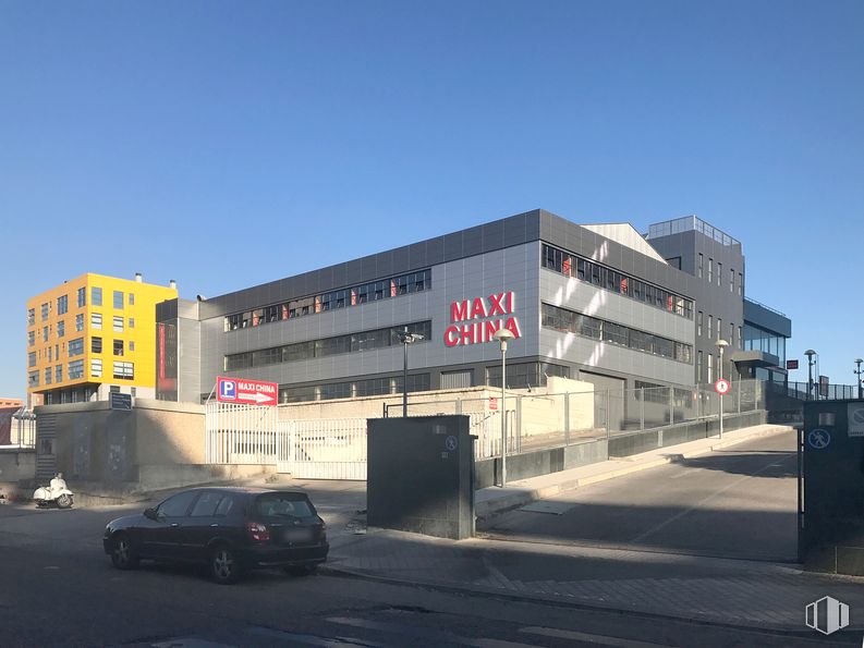 Nave en alquiler en Carretera Fuencarral a Alcobendas, 16, Fuencarral - El Pardo, Madrid, 28049 con coche, edificio, cielo, rueda, ventana, neumático, luz de la calle, vehículo, asfalto y diseño urbano alrededor