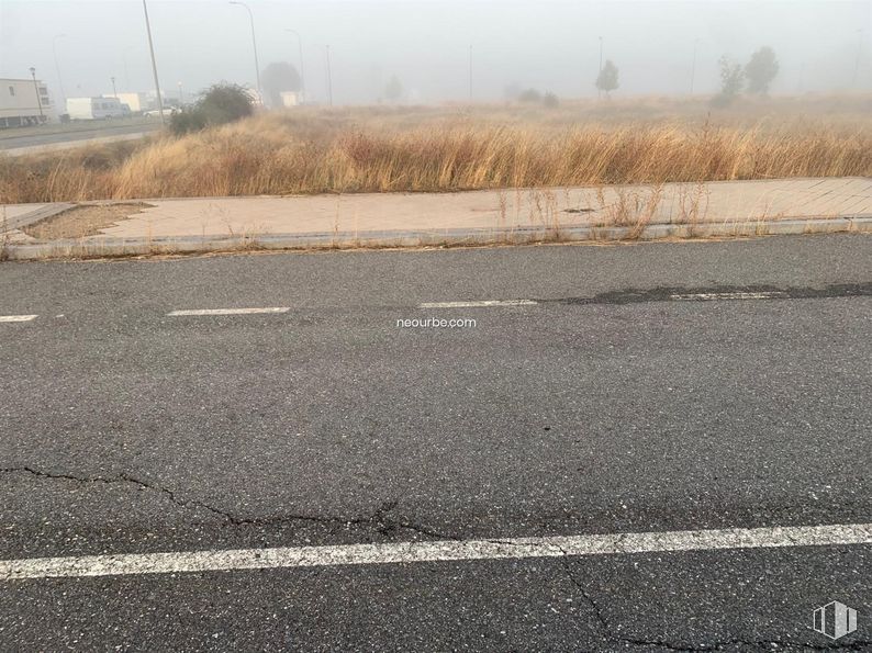 Land for sale at Calle Jesús Grande Aparicio, Ávila, 05002 with sky, plant, road surface, asphalt, tar, tree, plain, landscape, grass and automotive tire around