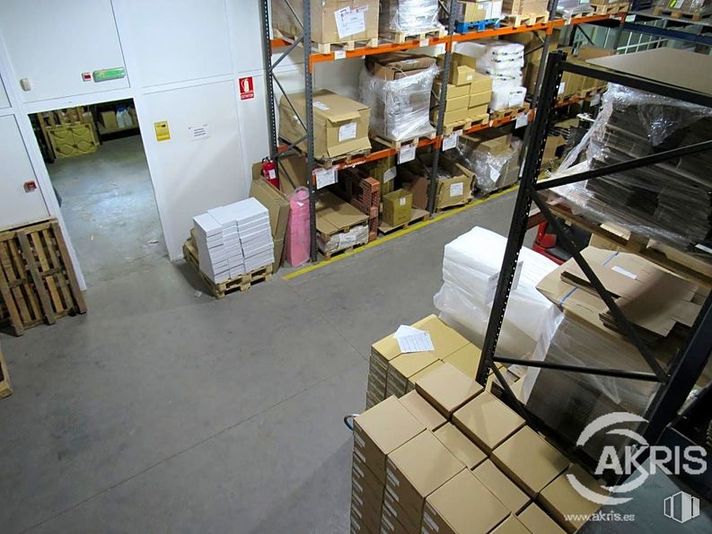 Industrial for sale at Calle Río Torviscal, Toledo, 45007 with packaged goods, automotive design, shipping box, motor vehicle, retail, flooring, box, carton, engineering and machine around