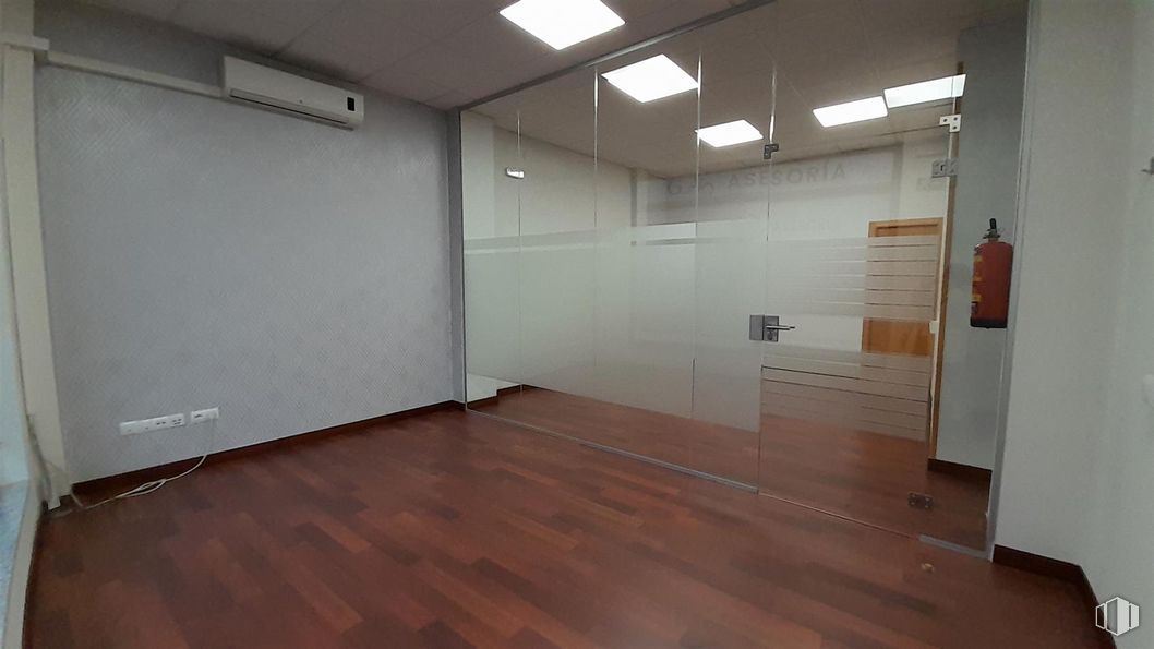 Retail for rent at Calle Pozuelo, Fuenlabrada, Madrid, 28945 with light fixture, lighting, fixture, wood, interior design, flooring, floor, hall, ceiling and hardwood around